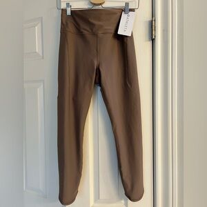 Athleta Women’s Pacesetter 7/8 Tight Brown Leggings
Size Medium